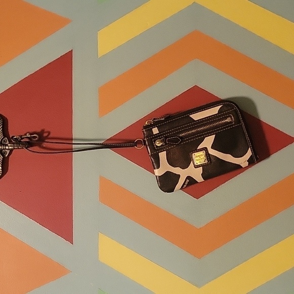 Dooney & Bourke Giraffe Printed Leather Credit Card Zipper Wristlet Wallet - Picture 3 of 12